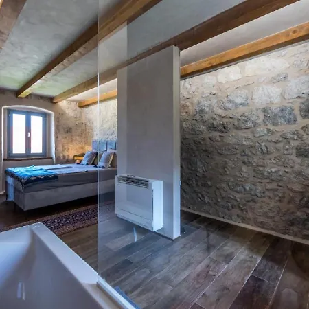Fig & Oak Vila